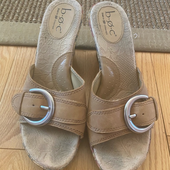 B.o.c. (Born) woman’s wedge slip on sandal. - Picture 2 of 4